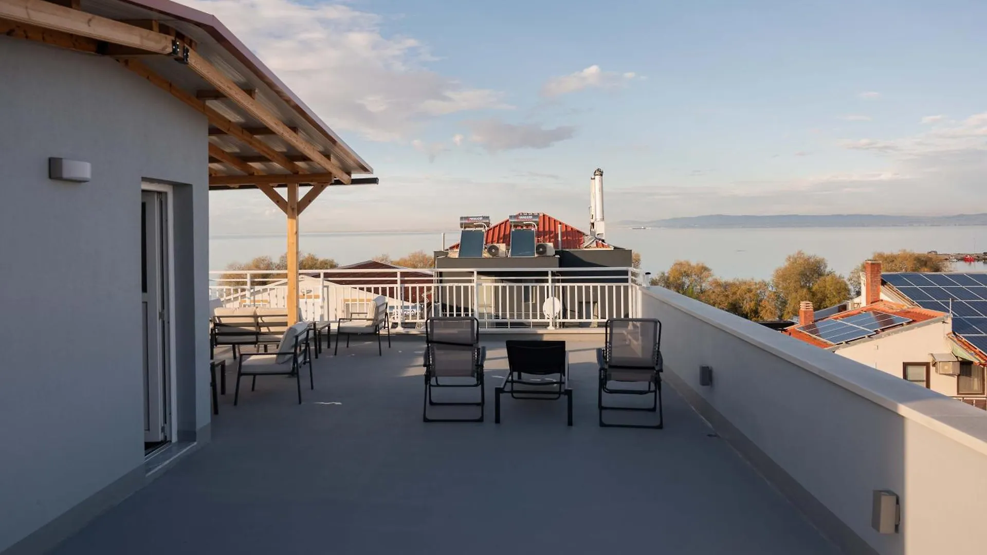 Noah Sea-View Apartments Néoi Epivátai