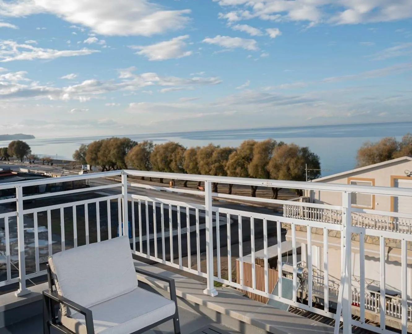 Noah Sea-View Apartments Néoi Epivátai